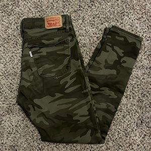Levi’s 711 Skinny Camouflage Pant Size 27